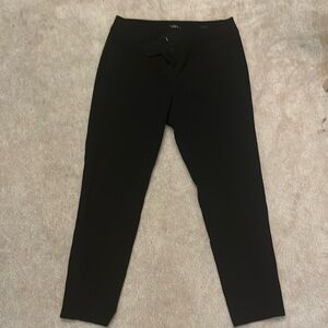 Women's size 6 Loft, Julie skinny, black dressy capris.